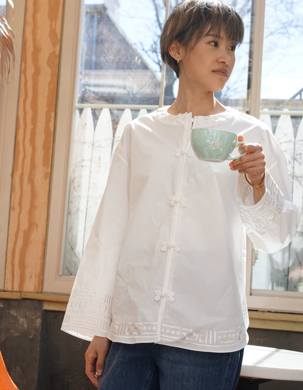 LOOSE-FIT WHITE SHIRT WITH EMBROIDERED DETAILS