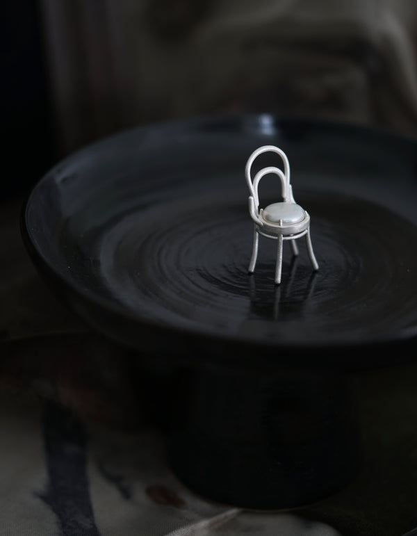 PEARL CHAIR PENDANT/BROOCH